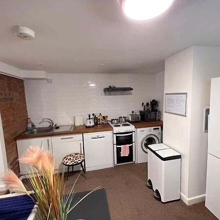 Comfortable Modern Home, Self Catering Flat, Newly Refurbished, Town Centre, Free Parking Cheltenham Bagian luar foto